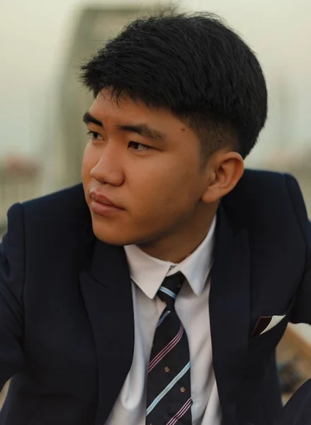 Nahaufnahme Eines Jungen Asiatischen Mannes Anzug Der Wegschaut — Stockfoto
