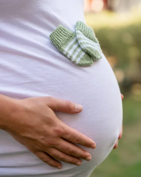 Disparo Cierre Una Mujer Embarazada Con Par Tímidas Mitades Bebé — Foto de Stock