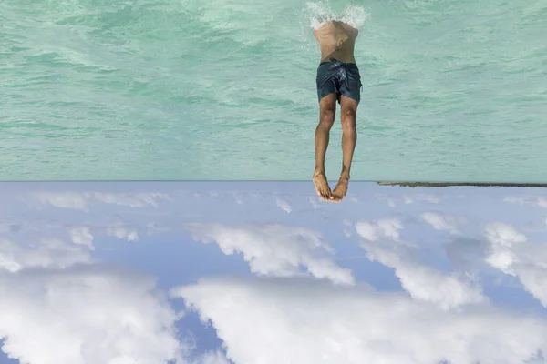 Den Unge Mannen Blå Shorts Simmar Havet Den Blå Himlen — Stockfoto