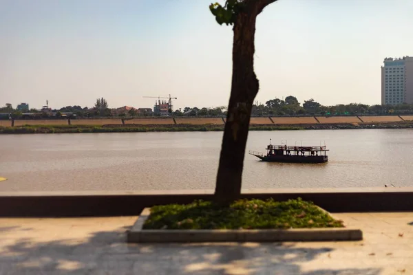 在与柬埔寨金边大湄公河相连的洞里萨湖上的一艘渔船 — 图库照片