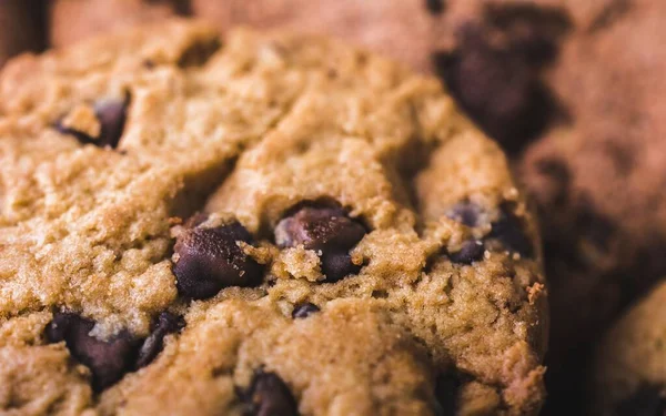 おいしい焼きたてのチョコレートチップクッキーの多くのクローズアップショット — ストック写真