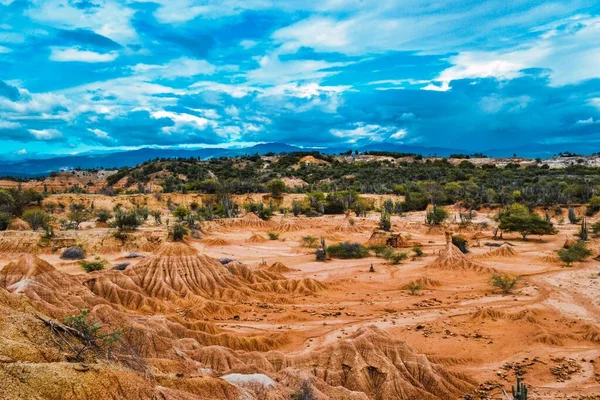 Tiro Bonito Céu Azul Nublado Sobre Vale Deserto Tatacoa Colômbia — Fotografia de Stock