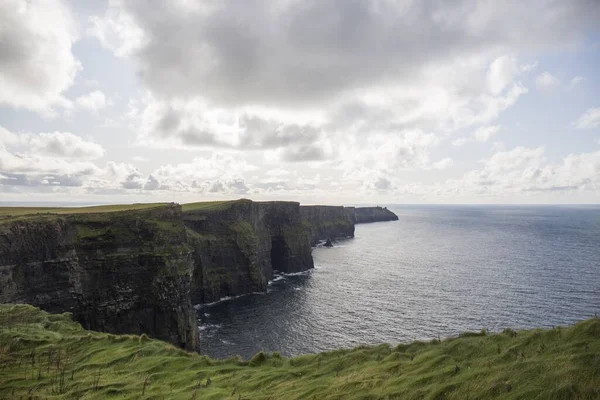 Пейзаж Невероятных Скал Млекопитающих Ирландии Зеленый Обильный Голубое Море Облачность — стоковое фото