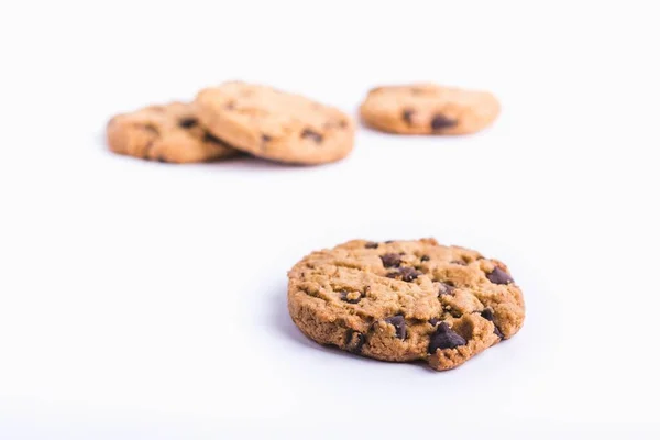 Detailní Záběr Čokoládové Sušenky Cookies Rozmazaném Bílém Pozadí — Stock fotografie