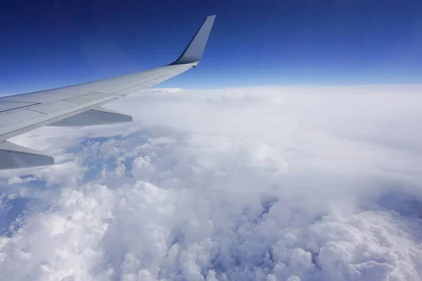 Krásný Záběr Oblohy Plné Mraků Křídla Letadla Okna Letadla — Stock fotografie