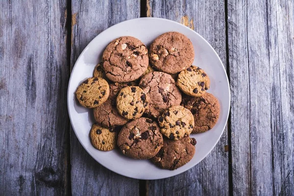 Primer Plano Galletas Con Chispas Chocolate Plato Blanco Sobre Una —  Fotos de Stock