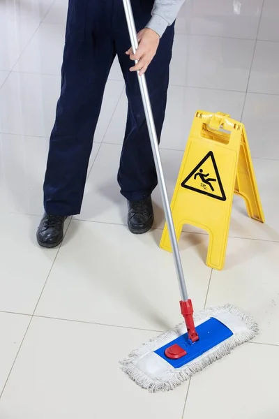 Eine Person Reinigt Den Boden Mit Einem Flachen Wischmopp Der — Stockfoto