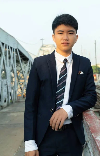 Seorang Pemuda Percaya Diri Pengusaha Bersandar Jembatan Pagar Dengan Tampilan — Stok Foto