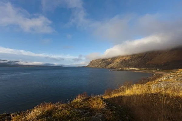 Красивый Пейзаж Озера Шотландском Нагорье Великобритания Голубым Облачным Небом — стоковое фото