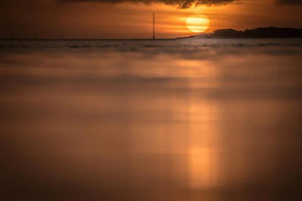 空に沈む夕日の美しい景色 — ストック写真