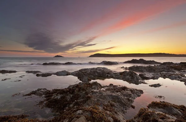 Hermoso Paisaje Una Orilla Del Mar Con Colinas Fondo Bajo — Foto de Stock