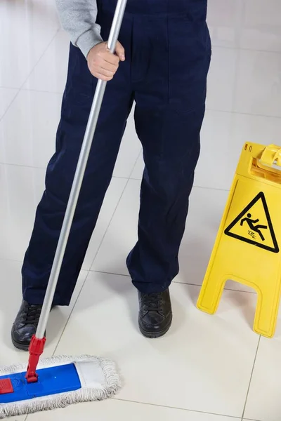 Eine Person Reinigt Den Boden Mit Einem Flachen Wischmopp Der — Stockfoto