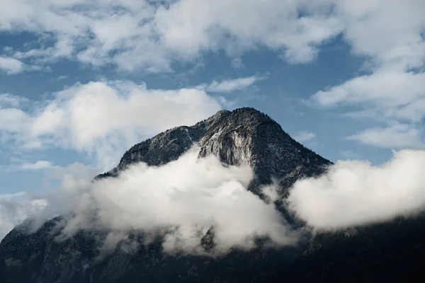 Uno Scatto Ravvicinato Una Vetta Montagna Parzialmente Coperta Nuvole — Foto Stock