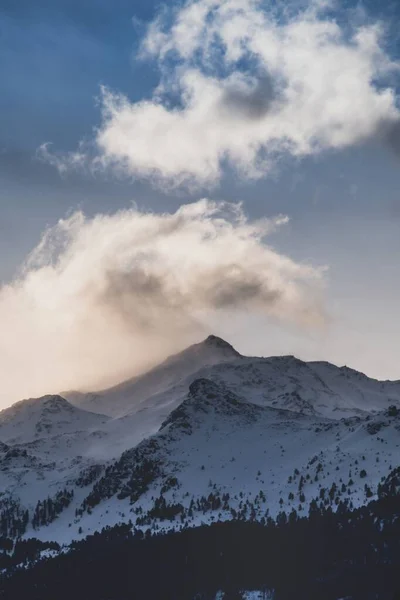 Vue Verticale Des Sommets Enneigés Des Montagnes Sous Ciel Nuageux — Photo