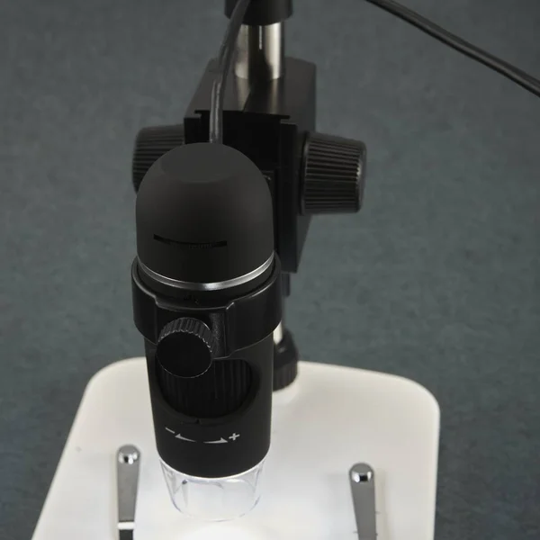 Primo Piano Nuovo Microscopio Nero All Interno Laboratorio — Foto Stock
