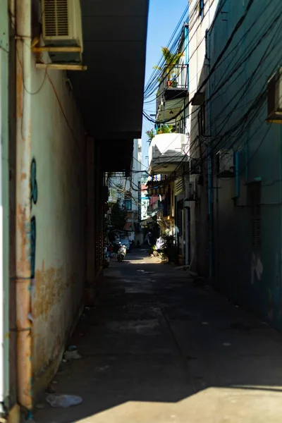 Eine Lange Aufnahme Einer Typischen Schmuddeligen Gasse Zwischen Wohnhäusern Mit — Stockfoto