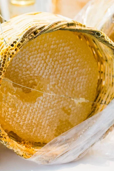 蜂蜜圆锥的垂直拍 — 图库照片