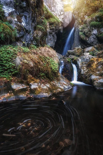 Tiro Vertical Uma Cachoeira Uma Lagoa Cercada Por Falésias — Fotografia de Stock