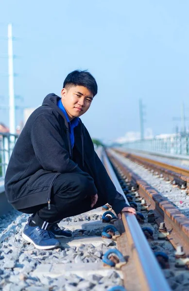 Ένας Νεαρός Ασιάτης Casual Ρούχα Χέρι Στον Σιδηρόδρομο Στο Chi — Φωτογραφία Αρχείου
