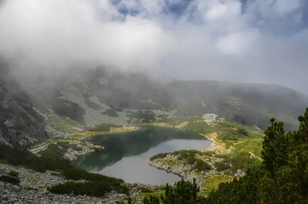 Beau Cliché Étang Entouré Montagnes Sous Ciel Nuageux Bleu — Photo