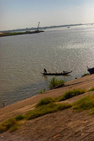 Fiskare Som Fiskar Från Liten Träbåt Vid Mekongfloden — Stockfoto