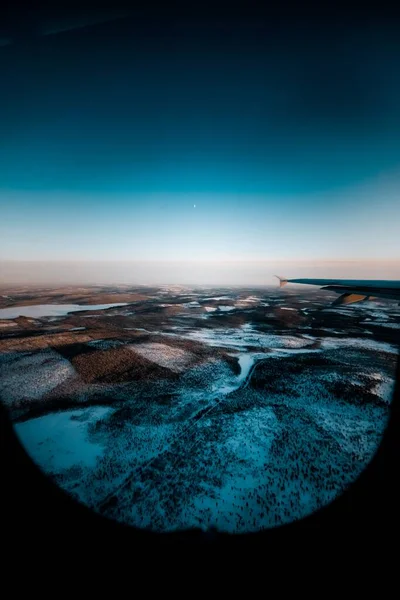 Karla Kaplı Bir Manzaranın Üzerinde Uçağın Kanat Çırpışının Güzel Bir — Stok fotoğraf