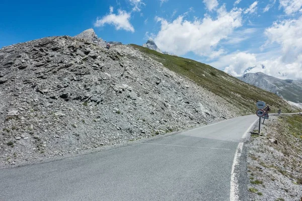 緩やかな岩と山に沿ってフランスとイタリアの間のコル アングル山峠の道 — ストック写真