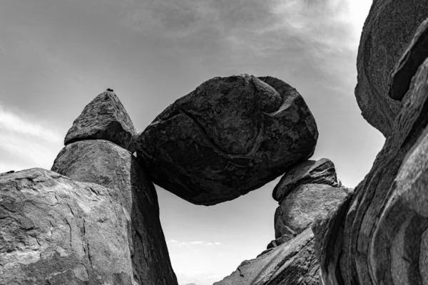 Low Angle Greyscale Shot Large Boulder Balanced Rocks Grapevine Hills — Stock Photo, Image