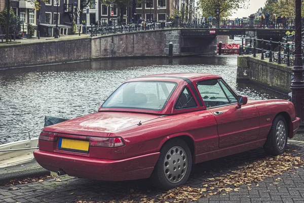 Vintage Samochód Zaparkowany Ulicy Ciągu Dnia — Zdjęcie stockowe