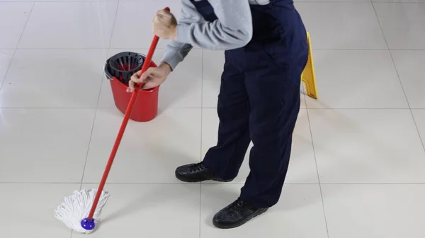 Hombre Más Limpio Limpiando Suelo Una Señal Precaución Piso Mojado — Foto de Stock