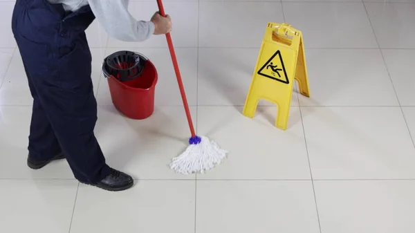 Ein Mann Reinigt Den Boden Und Ein Warnschild Nassen Boden — Stockfoto