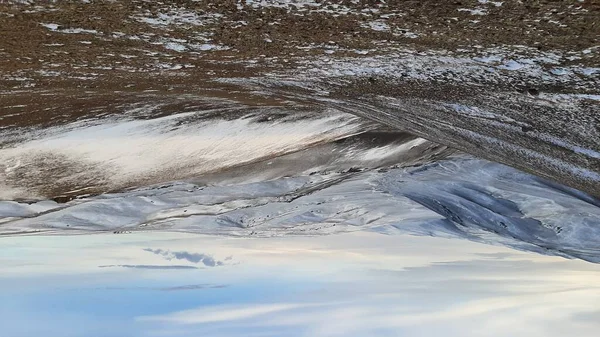 Güneşin Altında Karla Kaplı Tepelerin Manzarası Bulutlu Bir Gökyüzü — Stok fotoğraf