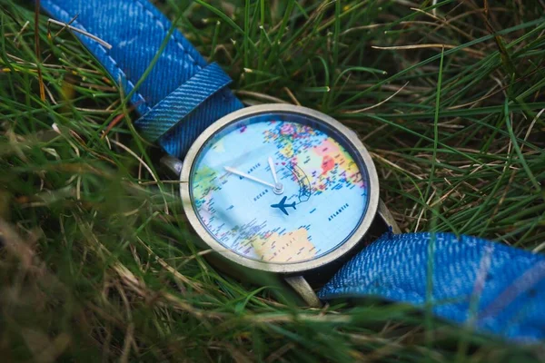 Een Close Van Een Horloge Met Een Ontwerp Van Wereldkaart — Stockfoto