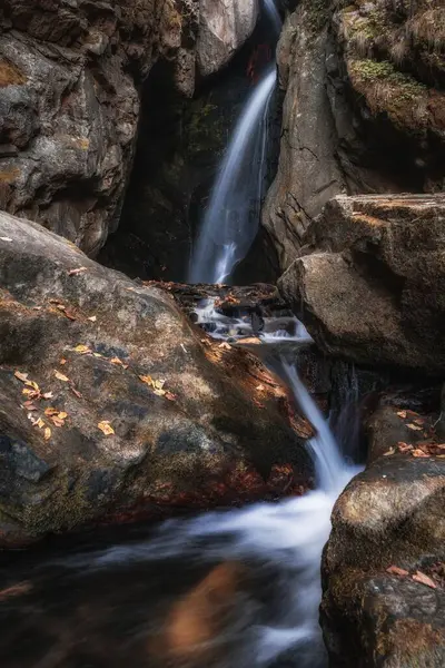Eine Schöne Aufnahme Des Wasserfalls Wald Voller Rotem Und Orangefarbenem — Stockfoto