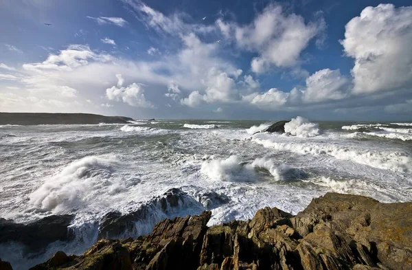 Uno Splendido Scenario Mare Ondulato Con Scogliere Sotto Cielo Blu — Foto Stock