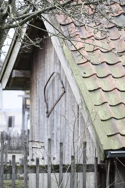 Eine Vertikale Aufnahme Eines Holzgebäudes Mit Ziegeldach — Stockfoto