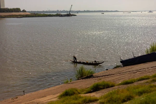 Een Visser Die Vist Vanaf Een Kleine Houten Boot Mekong — Stockfoto