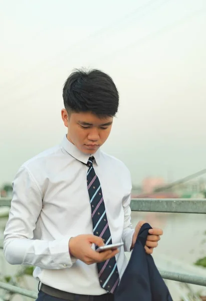 Ung Asiatisk Man Kostym Skickar Meddelande Sin Pipa — Stockfoto