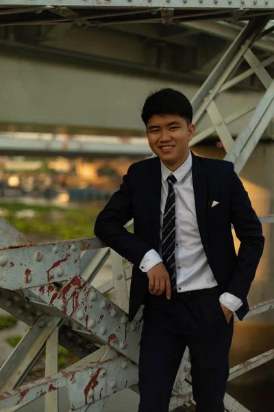Ung Asiatisk Man Kostym Som Lutar Sig Mot Broräcken Och — Stockfoto