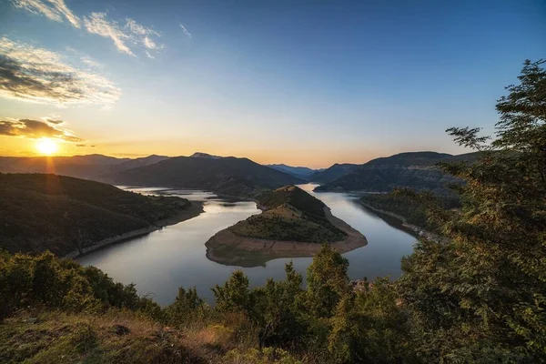 Tiro Aéreo Rio Que Flui Quantidade Montanhas Colinas Durante Pôr — Fotografia de Stock