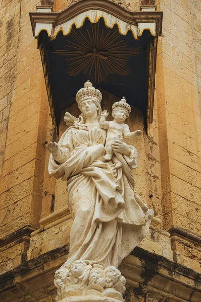 Náboženská Socha Matky Dítěte Před Starou Budovou Mdina Gate Maltě — Stock fotografie