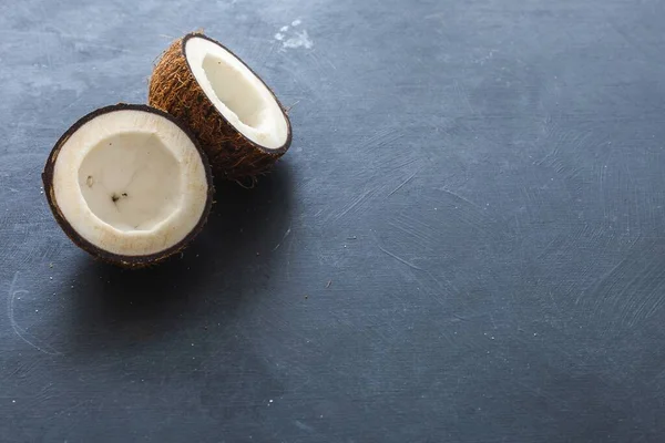 Una Toma Aérea Cocos Cortados Sobre Fondo Gris Perfecto Para —  Fotos de Stock