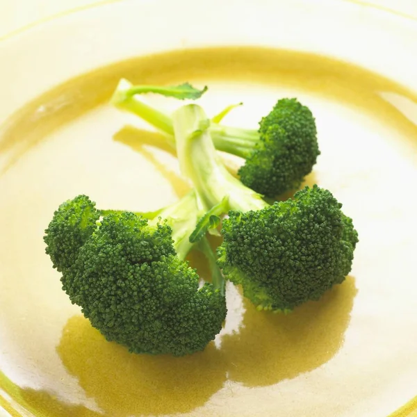 Sebuah Gambar Indah Brokoli Segar Piring Kuning — Stok Foto