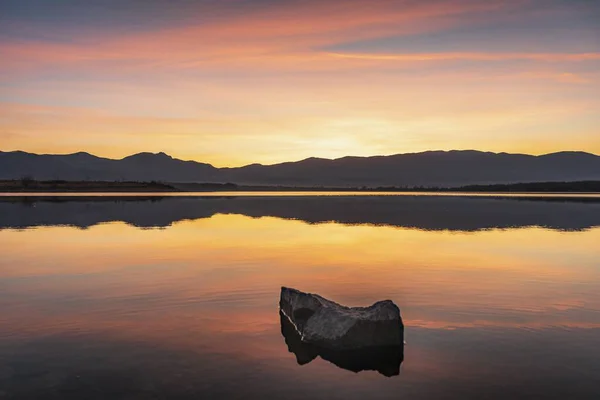 美丽的湖景和远处山后的阳光 — 图库照片