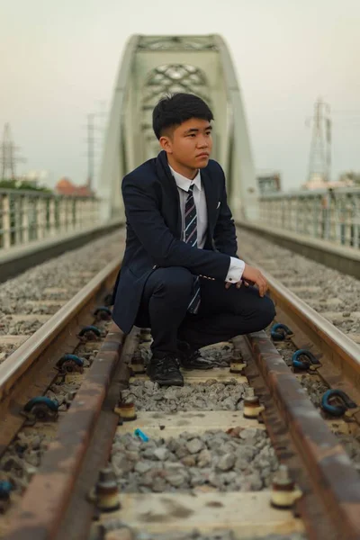 Uprostřed Železnice Krčil Mladý Asijský Podnikatel Díval Jinam — Stock fotografie