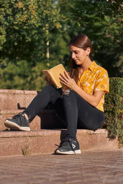 Uma Bela Foto Uma Jovem Lendo Livro Nas Escadas Lado — Fotografia de Stock