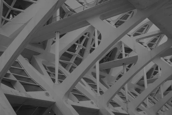 Низький Кут Сірого Знімка Мостів Посеред Будівлі Складною Архітектурою — стокове фото