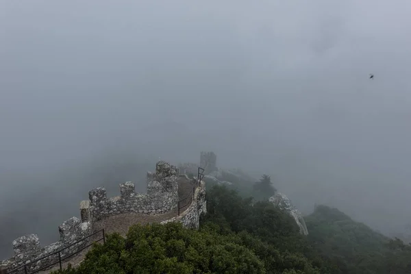 Storico Castello Dei Mori Sintra Portogallo Una Giornata Nebbia — Foto Stock