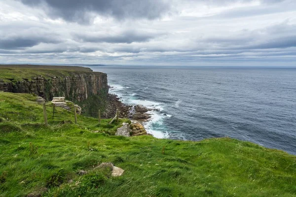 Vidvinkel Skott Klipporna Nordsjön Nära Dunnet Head Caithness Skottland Molnig — Stockfoto