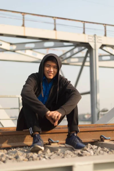 Ein Junger Asiatischer Mann Kapuzenjacke Sitzt Auf Einem Bahngleis Chi — Stockfoto